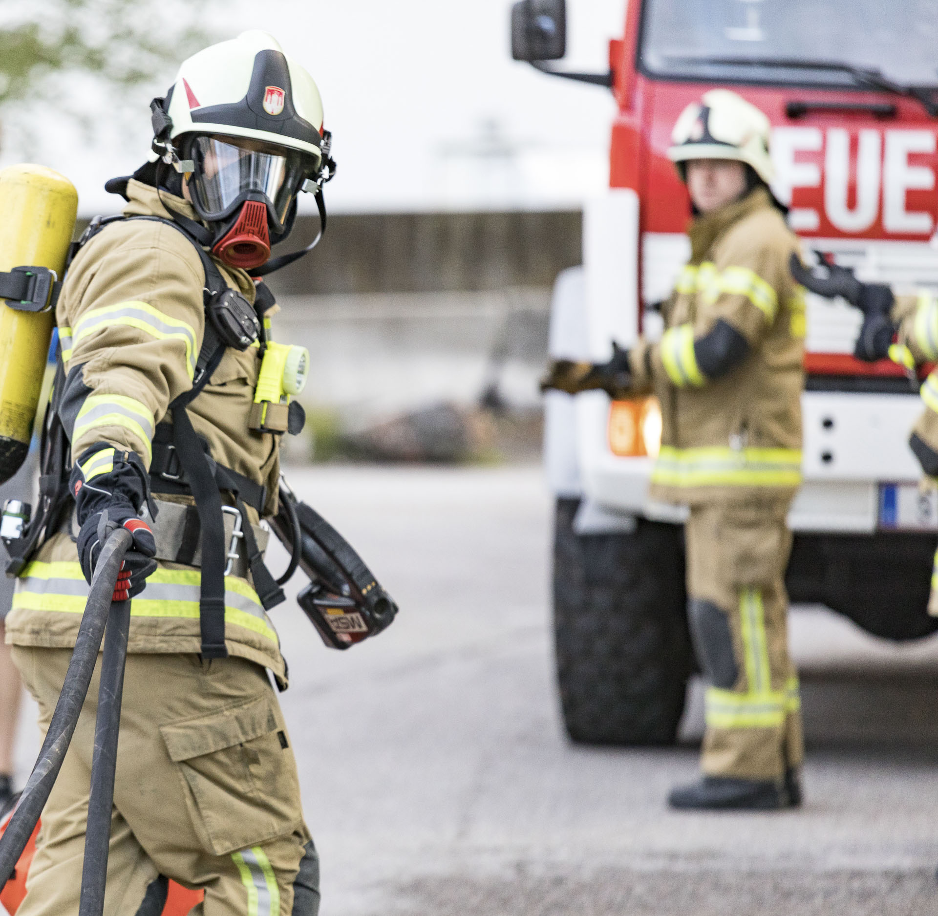 Ein Bild, das Feuerwehrmann, draußen, Helm, Notdienst enthält.

Automatisch generierte Beschreibung